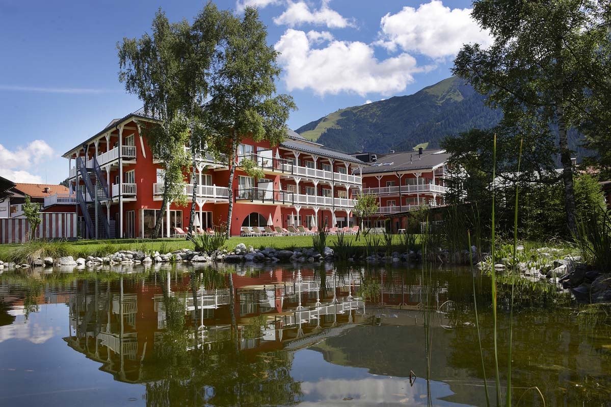 Gartenspa und Teich im Das Hotel Eden