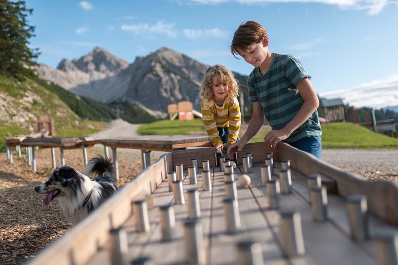 Bambini al parco giochi