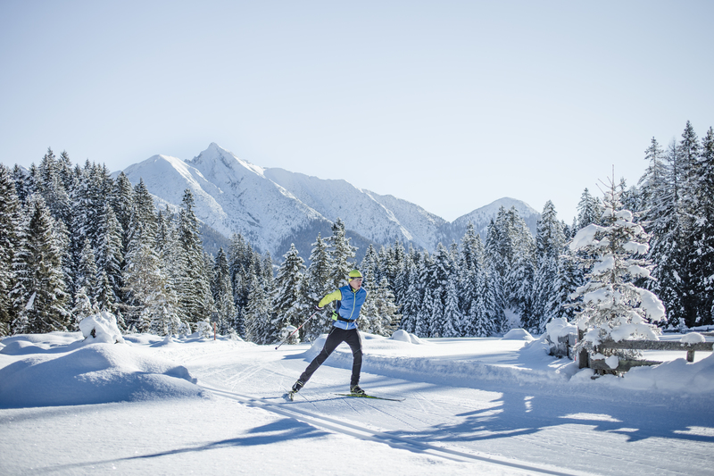 Sportivi in movimento sugli sci di fondo