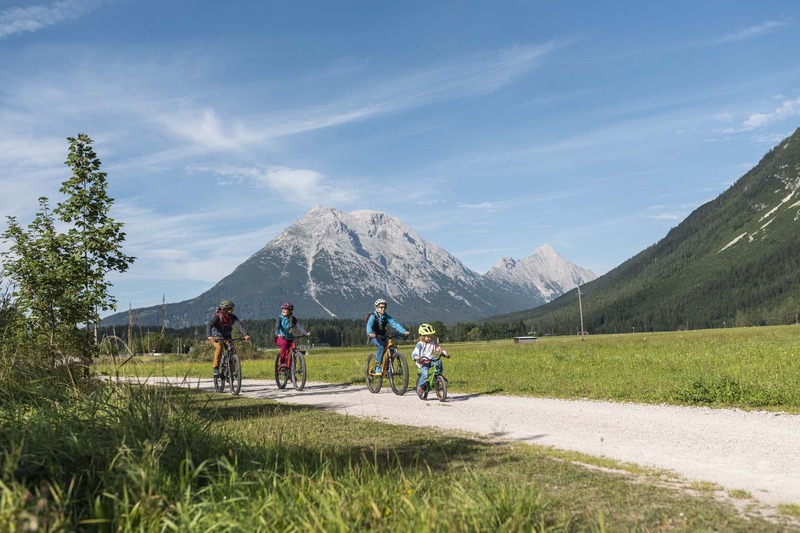 Familie beim Radfahren