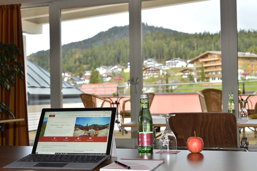 Seminarraum mit Blick auf die Tiroler Berge