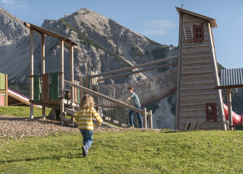 Kinder am Spielplatz