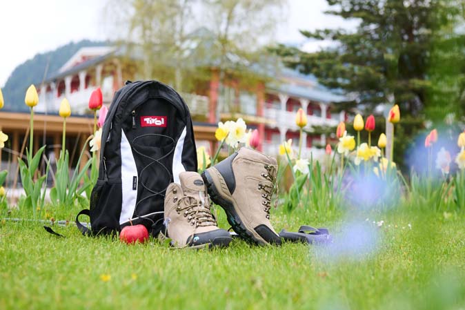 Wanderschuhe und Rucksack für den idealen Wanderurlaub im Das Hotel Eden